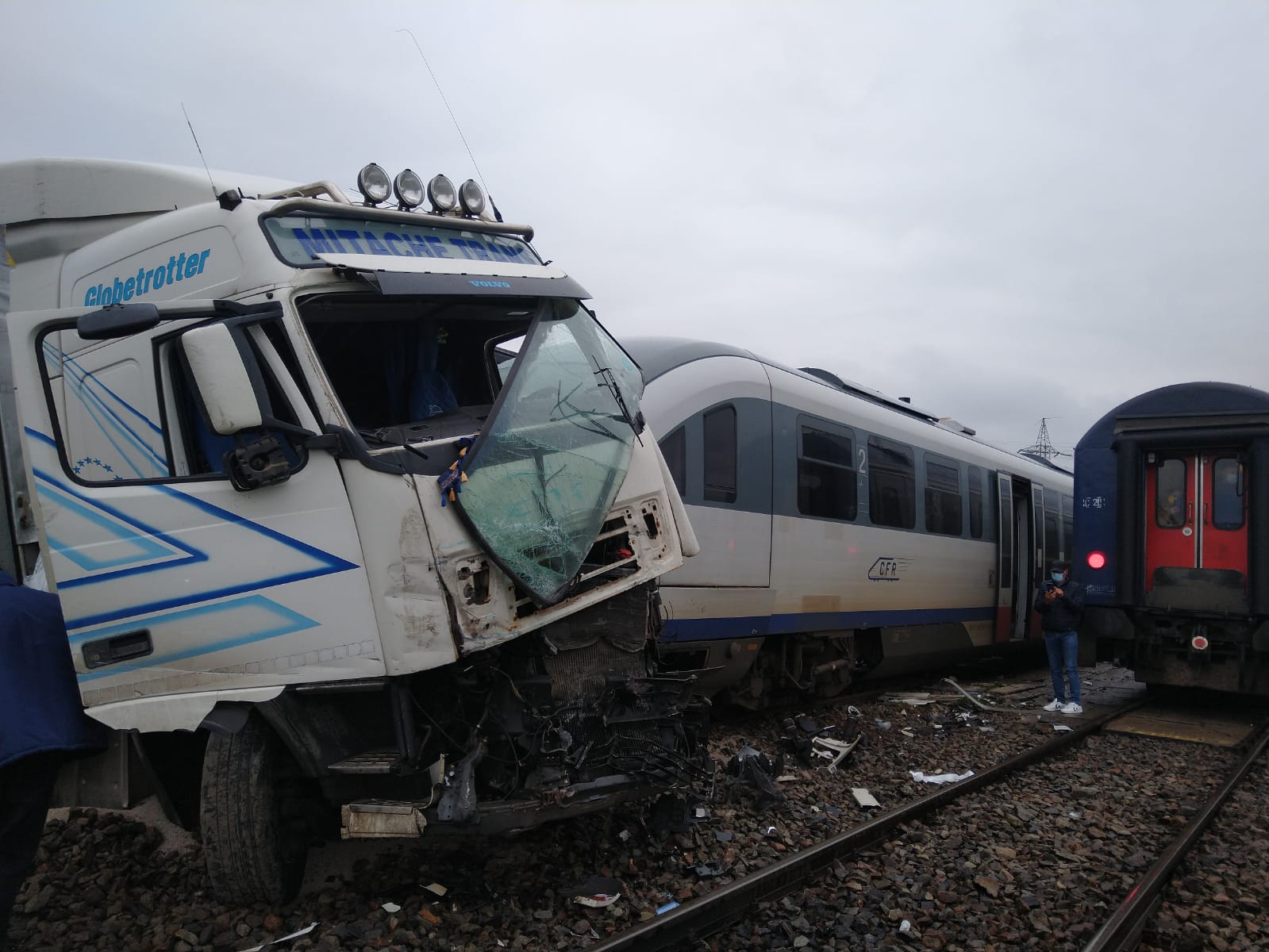 (AUDIO/FOTO) Vaslui: Accident feroviar în localitatea Roşieşti. Au fost implicate două trenuri şi un TIR