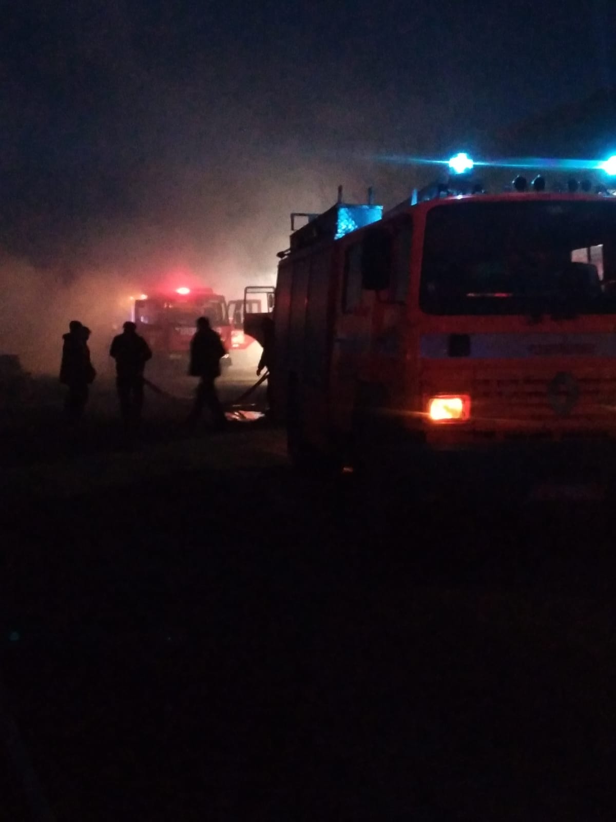 (FOTO) Incendiu puternic într-o hală din Suceava