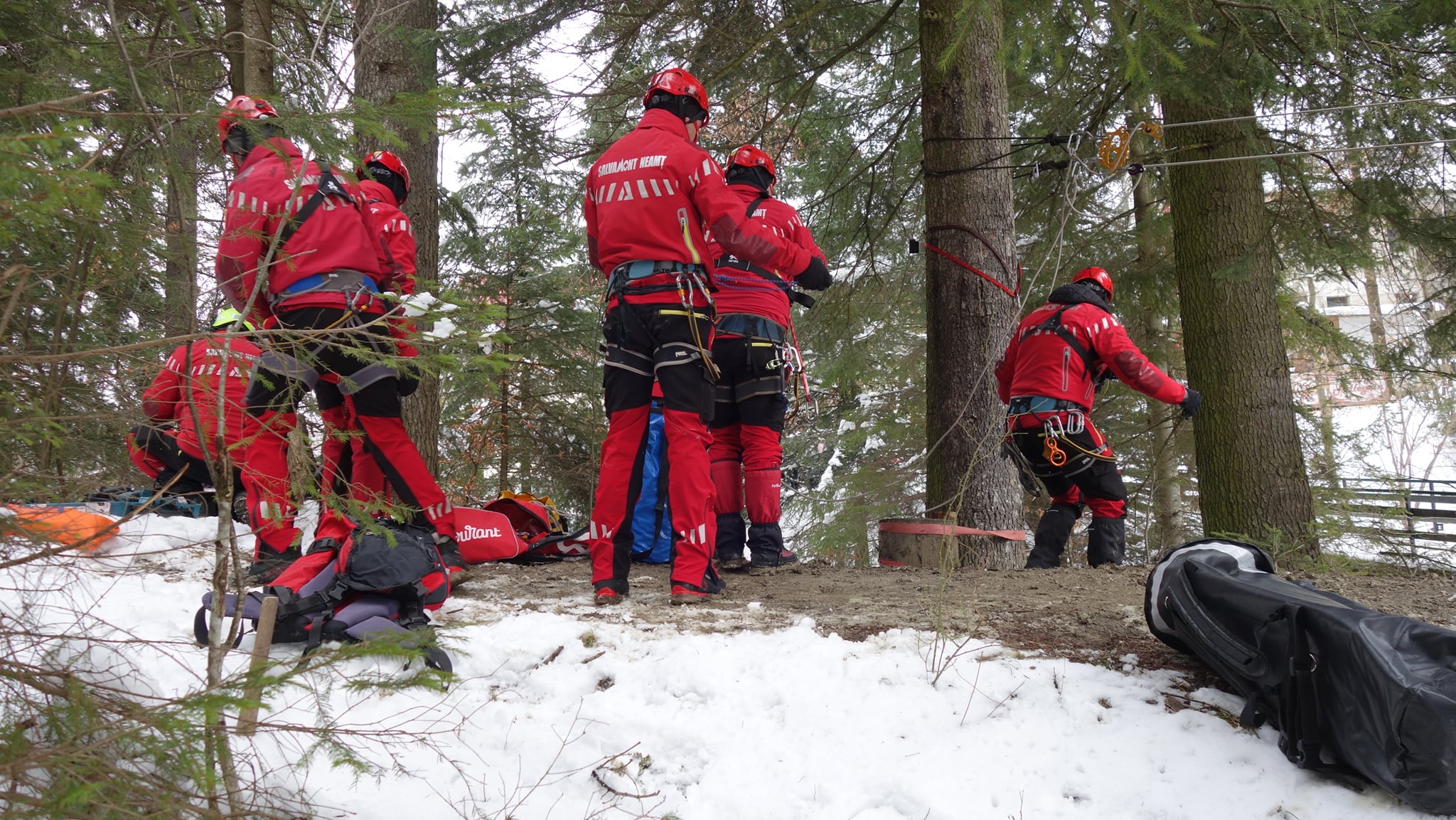 (UPDATE) Operațiune de salvare în Masivul Ceahlău. Cei 4 turiști au fost preluați de salvamontiştii nemțeni