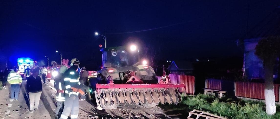 (FOTO) Suceava: Un mort şi un rănit grav în urma coliziunii dintre un tractor şi un autoturism, la Clit