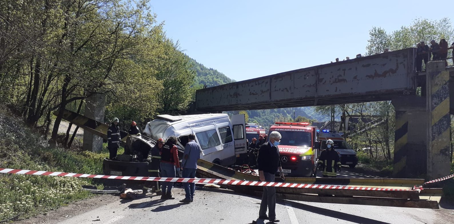 (UPDATE) Neamţ: Grinda care a căzut pe microbuz, pe DN15, a fost îndepărtată de pe carosabil; traficul rutier a fost reluat