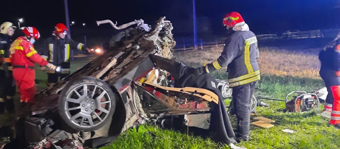 (FOTO) Suceava: Tragedie la Poiana Stampei. Trei tineri au murit după ce autoturismul în care se aflau s-a răsturnat