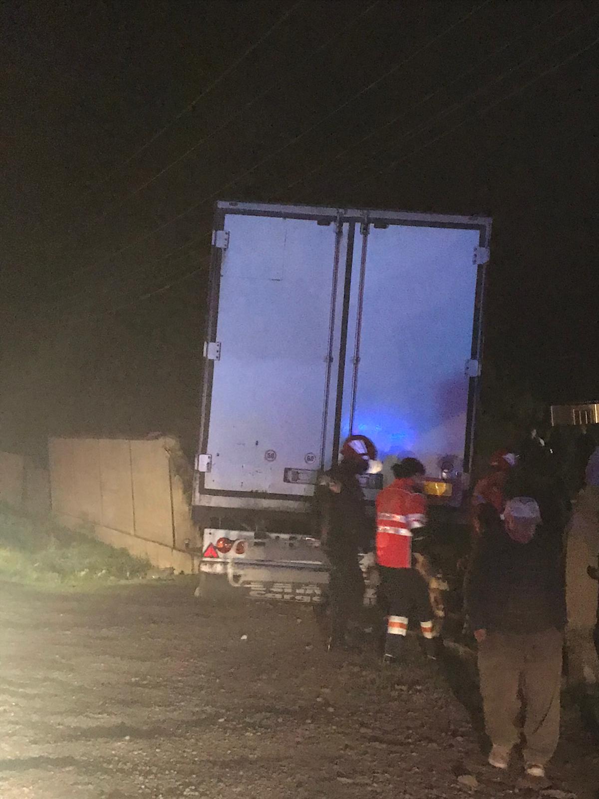 (FOTO) Accident pe DN2E85 în Vrancea. Un tir a intrat în curtea unei locuinţe