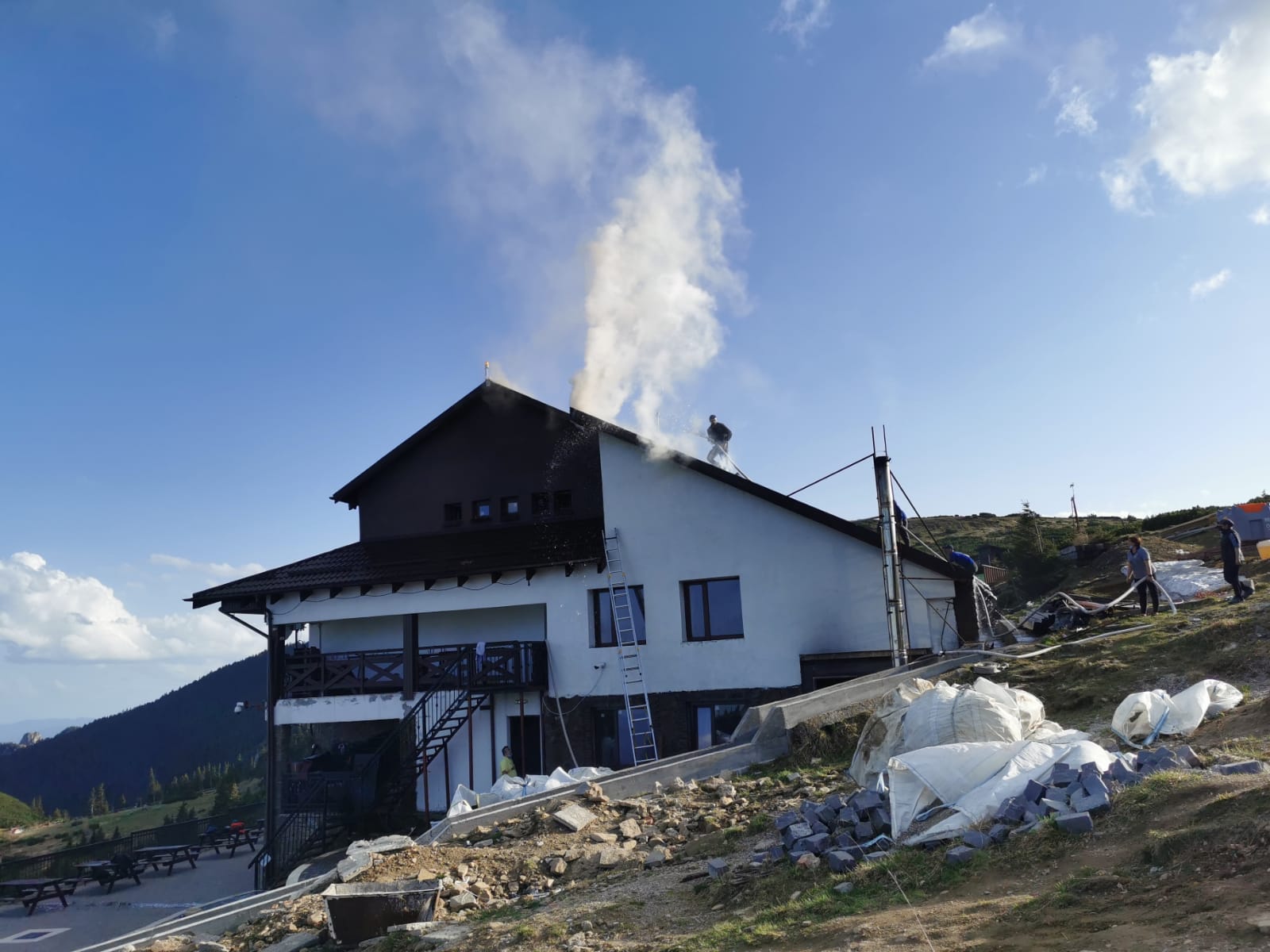 (FOTO) Neamţ: Incendiu la cabana Dochia din masivul Ceahlău