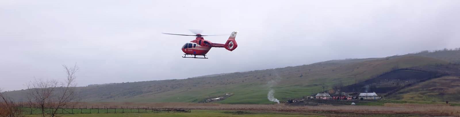 Vaslui: Bărbat transportat cu un elicopter SMURD la Iaşi după ce şi-a prins picioarele într-o motosapă