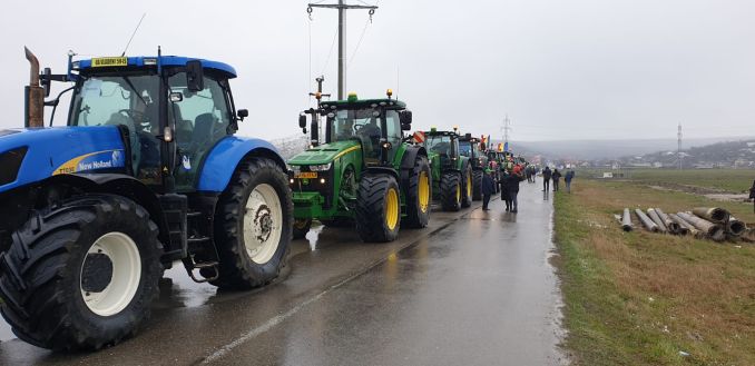 Fermierii vor protesta cu tractoarele în jurul Palatului Parlamentului