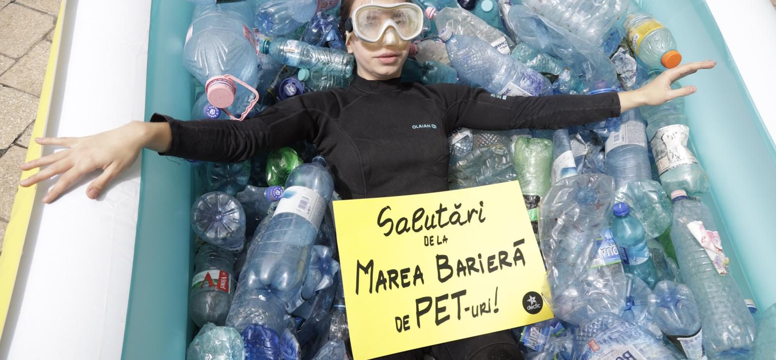 Protest cu PET-uri la Ministerul Mediului: România va deveni o piscină cu plastic, în care ne vom îneca