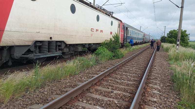 (FOTO)Accident mortal la Hălăucești. Un tren a intrat într-o mașină condusă de un tânăr