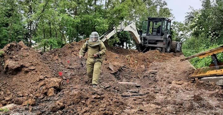 Botoşani: Patru bombe, descoperite în localitatea Tudora în timpul unor lucrări de construcţie a canalizării