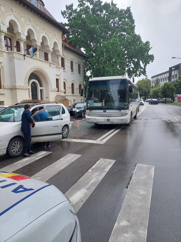 Femeie transportată la spital în urma coliziunii dintre un autobuz şi un autoturism, la Focşani