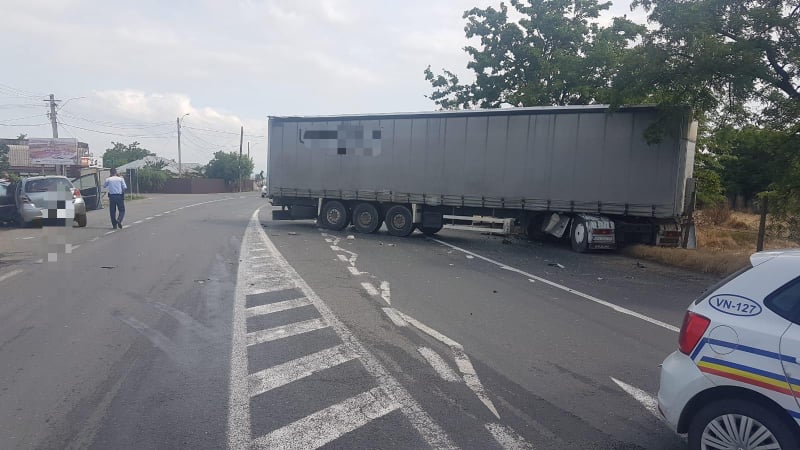 Vrancea: Trei persoane rănite pe E85, la Bizigheşti, în urma coliziunii dintre un autocamion şi un autoturism