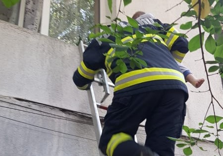 Vrancea: Copil de 2 ani, salvat de pompieri după ce s-a urcat pe pervazul unei ferestre, la Focşani