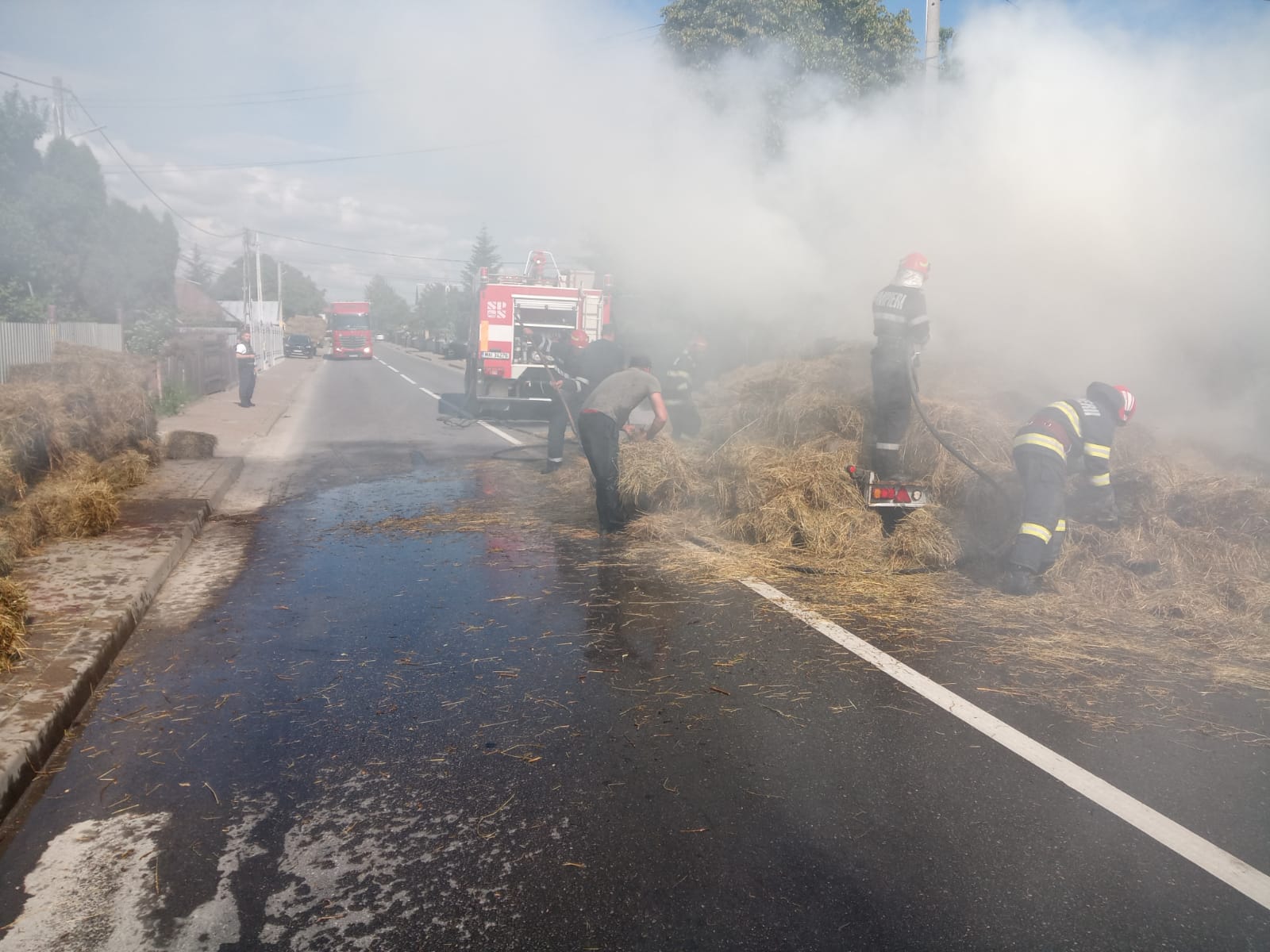 (FOTO) Incendiu la o remorcă încărcată cu baloţi de fân în loc. Vânători, jud. Neamţ