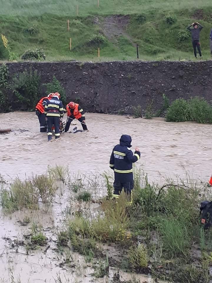 (FOTO) Un bărbat a murit după ce a fost luat de o viitură, în judeţul Neamţ