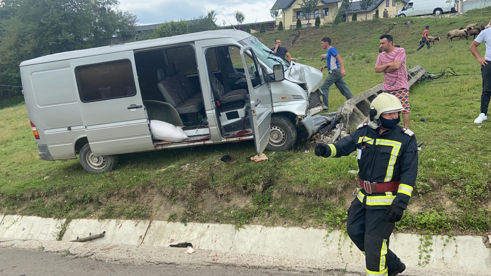 (FOTO) Neamţ: Accident cu 3 persoane rănite; o autoutilitară a intrat într-un stâlp de electricitate