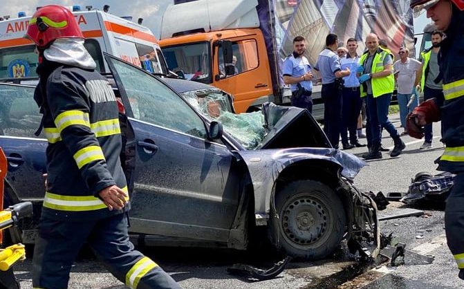 (FOTO) Vrancea: Bărbat decedat şi alte patru persoane rănite în urma coliziunii a două autoturisme, pe DN2