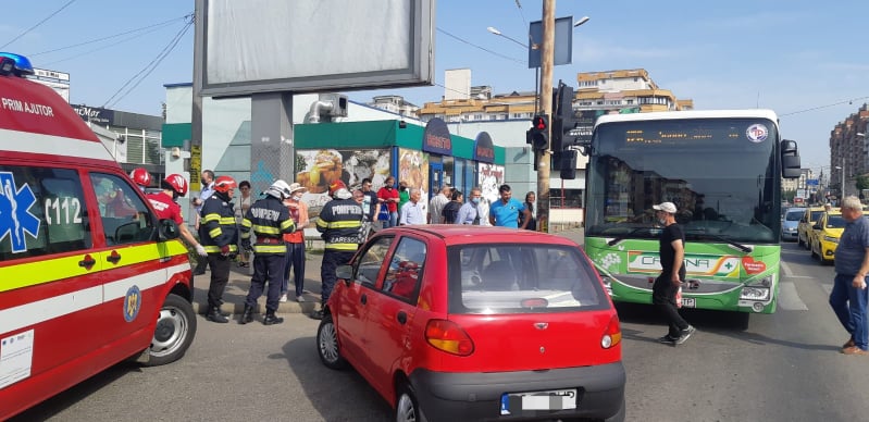 (FOTO) Coliziune între un autoturism şi un autobuz în Bacău; 3 persoane rănite