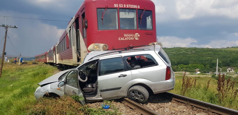 Autoturism lovit de tren într-o localitate din județul Iași