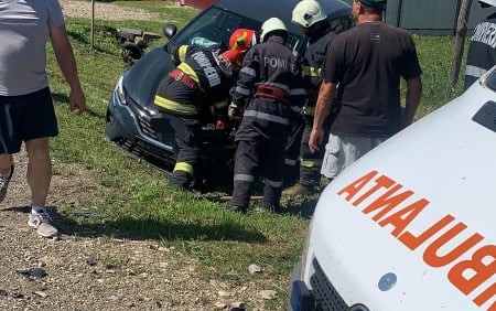 Neamţ: Două autoturisme în care se aflau 6 persoane s-au ciocnit pe DN 15C, la Agapia; o maşină s-a răsturnat