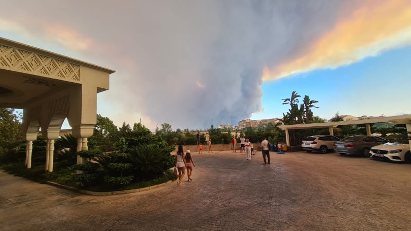 NEWS ALERT – (FOTO/VIDEO) Incendiu de vegetaţie în Antalya, Turcia. Sute de români îşi petrec concediul în zonă