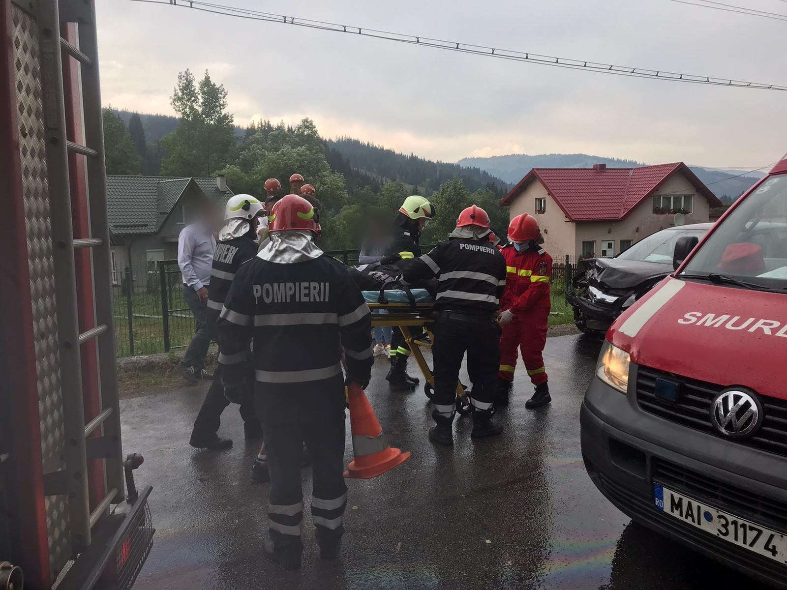 (FOTO) Suceava: Bărbat decedat după ce motocicleta cu care se deplasa a fost acroşată de un autoturism