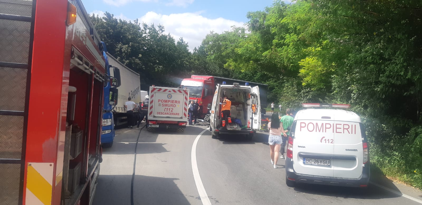 (FOTO) Bacău: Trei răniţi în urma coliziunii dintre un autotren şi un autoturism pe DN 11, la Măgura; trafic rutier blocat