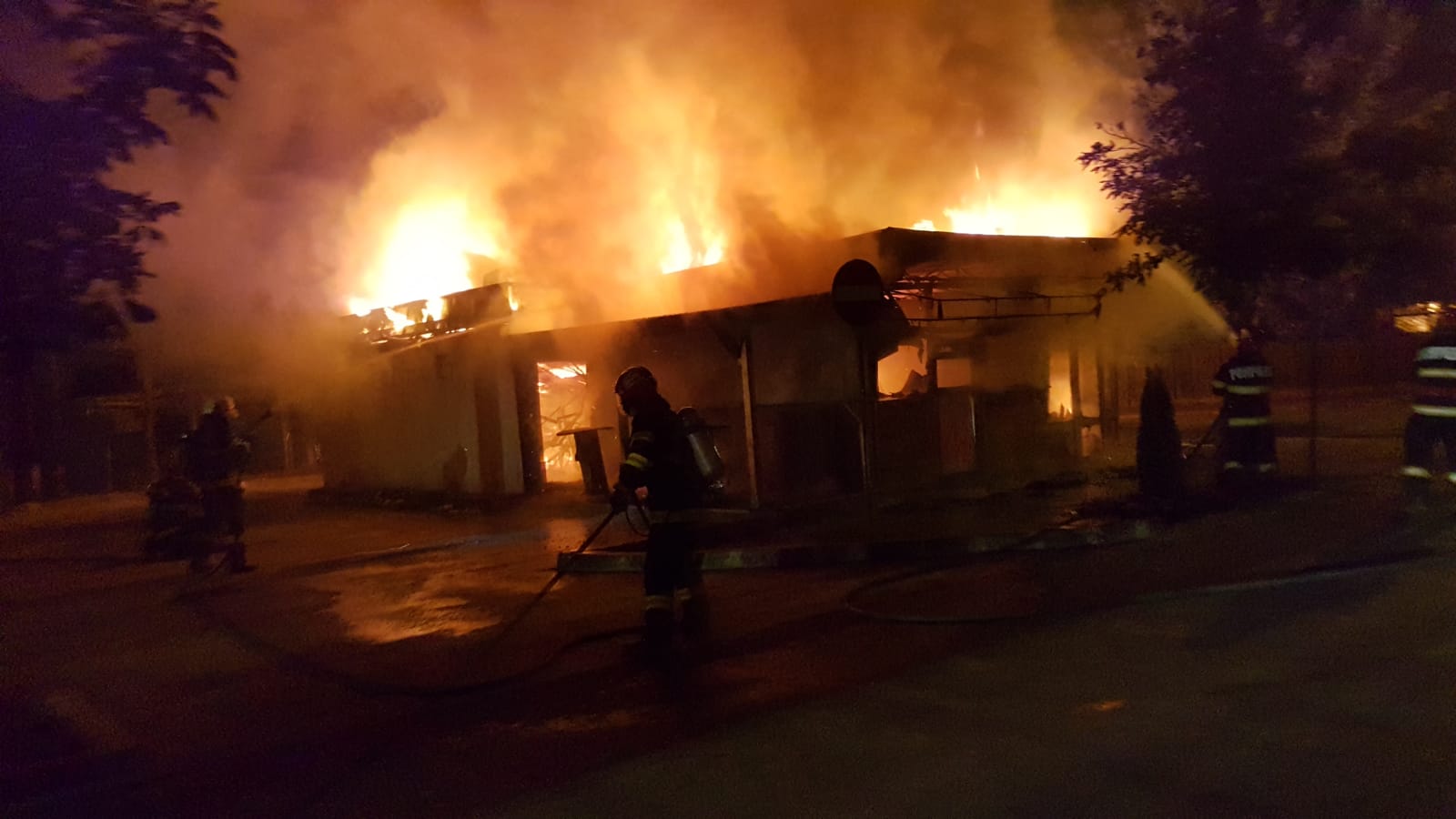 Vaslui: Incendiu izbucnit într-un spațiu comercial dezafectat din municipiul Bârlad