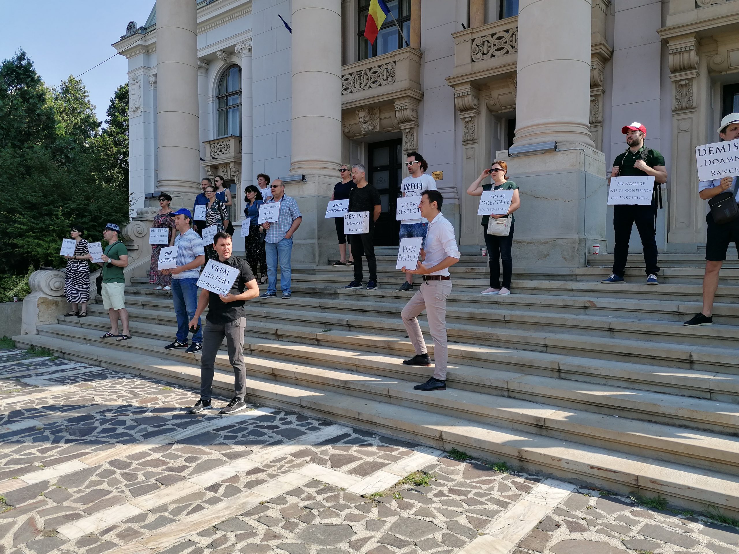 (AUDIO/FOTO/VIDEO) Protest al angajaţilor Operei Naţionale Române din Iaşi. Se cere demiterea managerului Beatrice Rancea