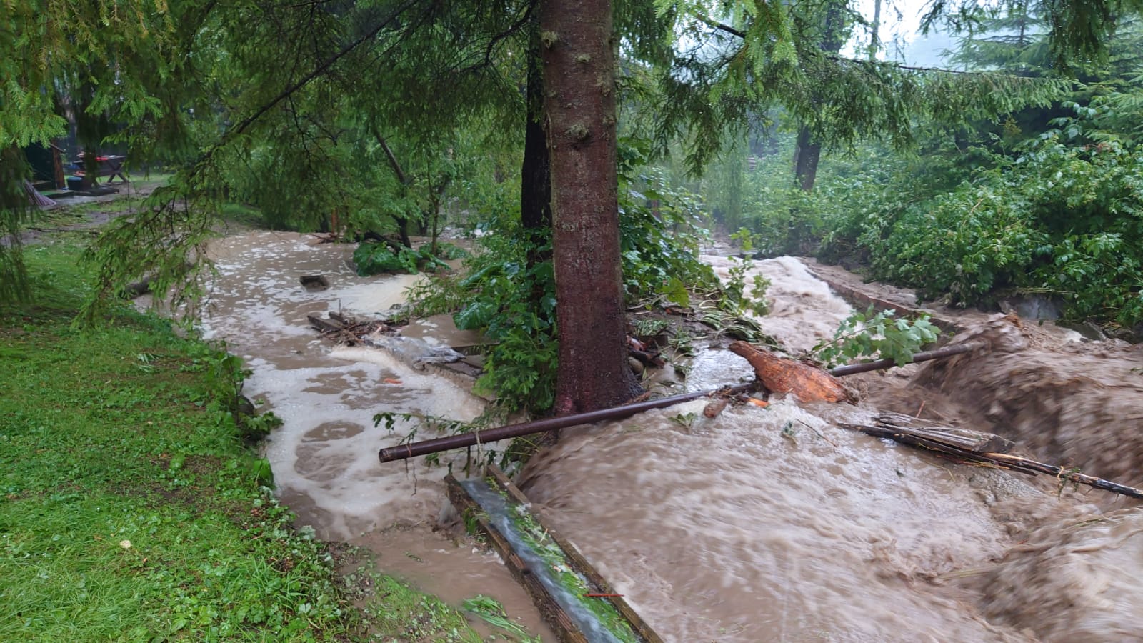 Neamţ: Salvamont anunţă închiderea temporară a două trasee turistice din Ceahlău; au fost distruse de viituri