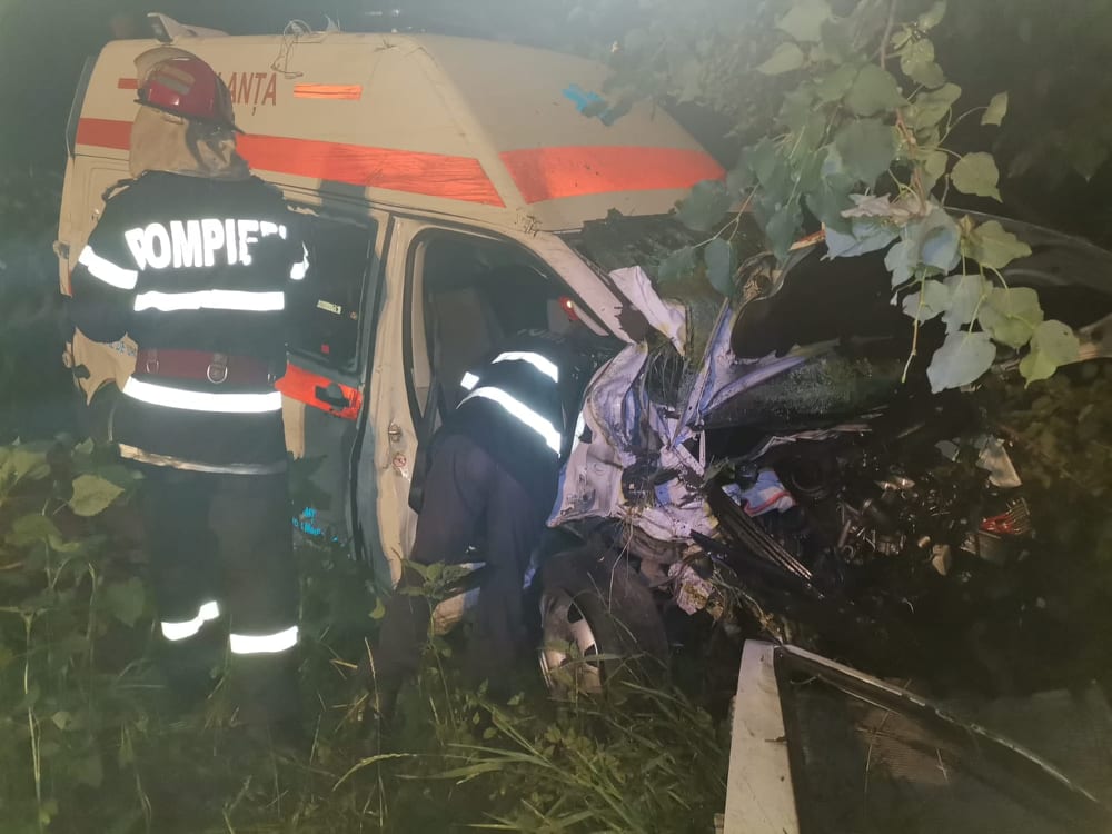 Neamţ: Patru răniţi într-un accident pe DN2, între un autoturism şi o ambulanţă