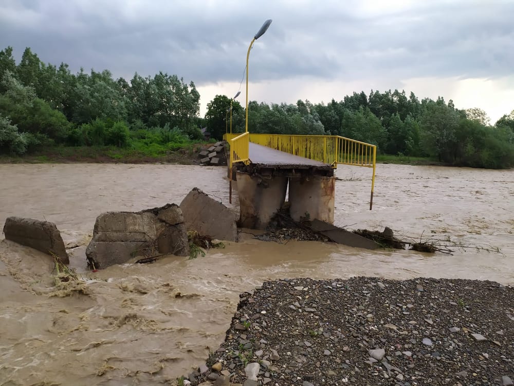 Neamț: Pompierii încearcă să salveze din calea apelor o femeie de 73 de ani