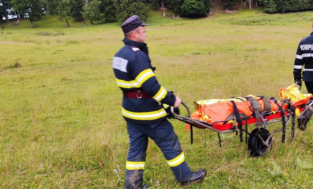 Neamţ: Cioban rănit, cărat cu targa de pompieri şi salvamontişti din vârful muntelui până la ambulanţa SMURD