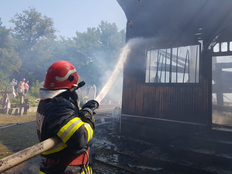 (FOTO/VIDEO) Vrancea: O biserică de lemn, monument istoric, a ars în întregime