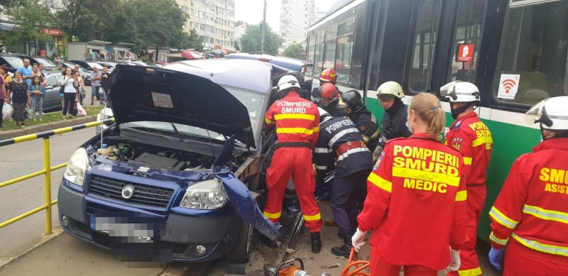 (UPDATE/VIDEO) Iași: Momentul impactului dintre tramvai şi autoturism. Şoferul a ajuns la spital