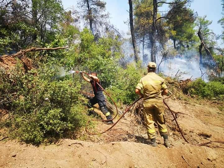 Pompierii români aflaţi în Grecia intervin în continuare la stingerea incendiilor