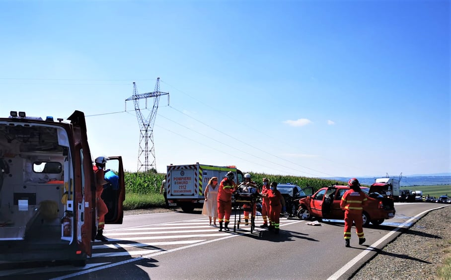 (FOTO) Suceava: Coliziune între două mașini pe raza localității Cumpărătura