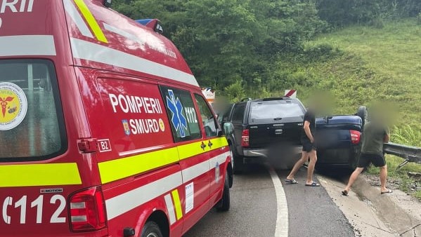 (FOTO) Suceava: Doi răniţi într-un accident rutier pe DN 17, în Pasul Mestecăniş