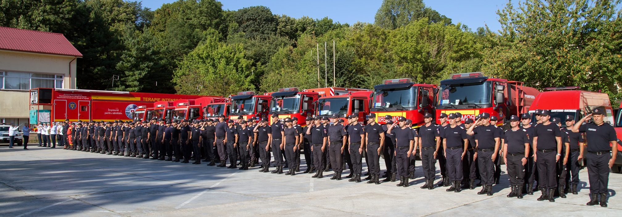 (AUDIO) Cei 142 de pompieri români care au ajutat la stingerea incendiilor din Grecia – înaintaţi în grad