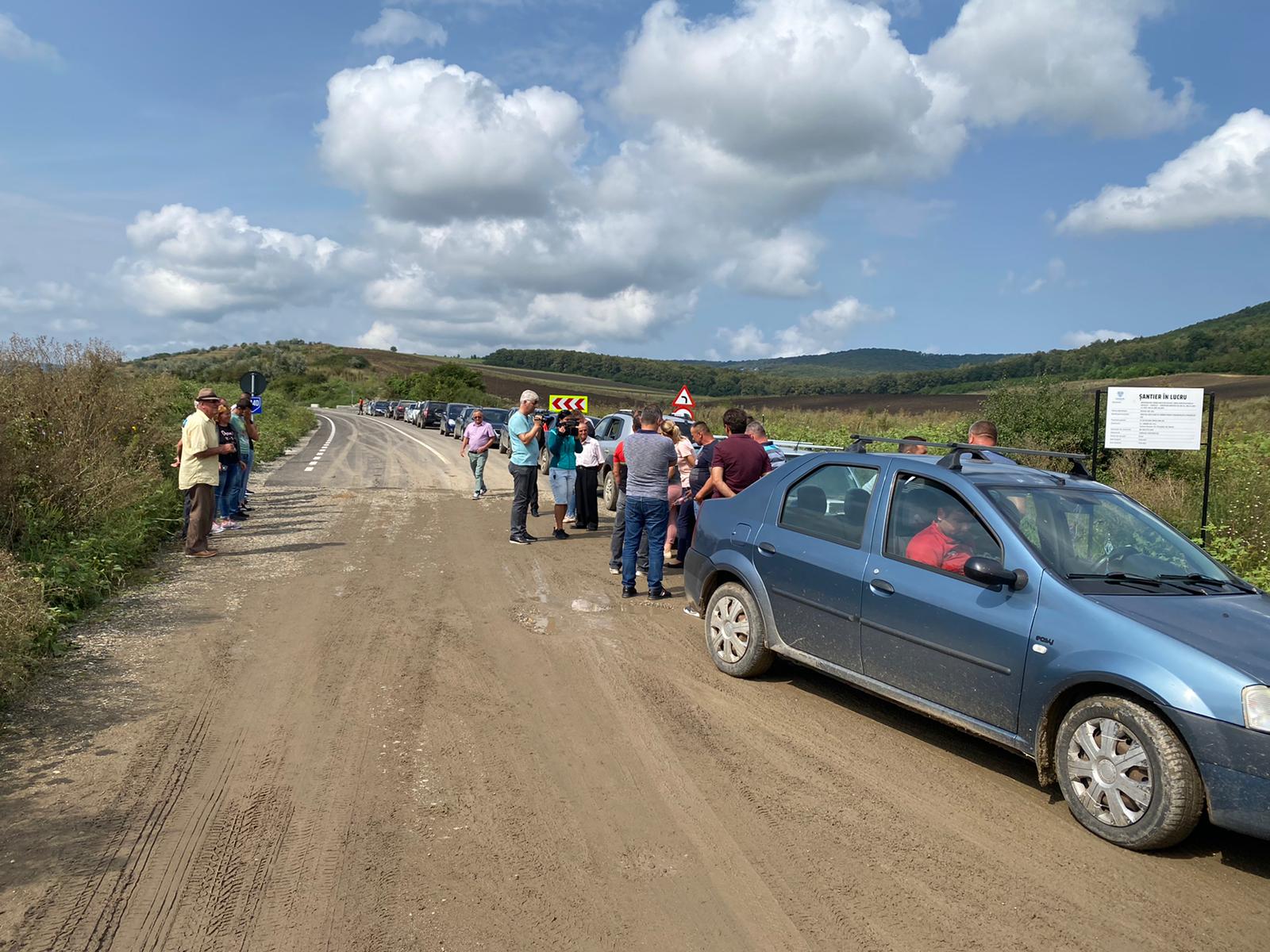 (AUDIO/FOTO) Vaslui: Protest al conducătorilor auto din cauza stării proaste în care se află DJ 244D