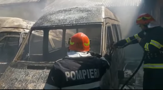 (UPDATE) Botoşani: Incendiul în urma căruia au ars cinci microbuze, generat de un aparat de sudură sau de tăiere