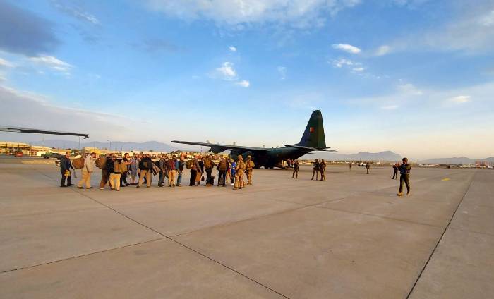 România a evacuat din Kabul cinci cetăţeni afgani