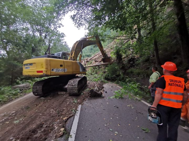 Suceava: Traficul rămâne închis pe DN 17B, pe sectorul Broşteni – Vatra Dornei, după o alunecare de teren