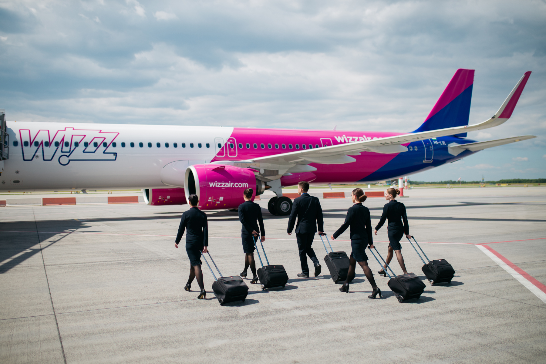 WIZZ AIR lansează cea mai mare caravană de recrutare a însoţitorilor de bord