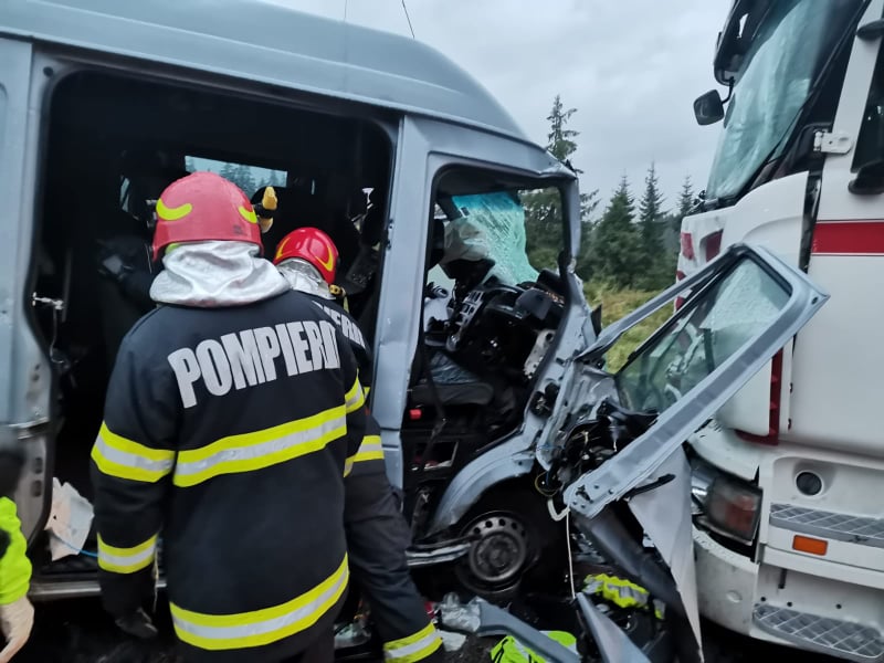 (UPDATE) Suceava: Cele cinci persoane rănite în accidentul de pe DN 17 au fost transportate la spital; circulaţia a fost reluată