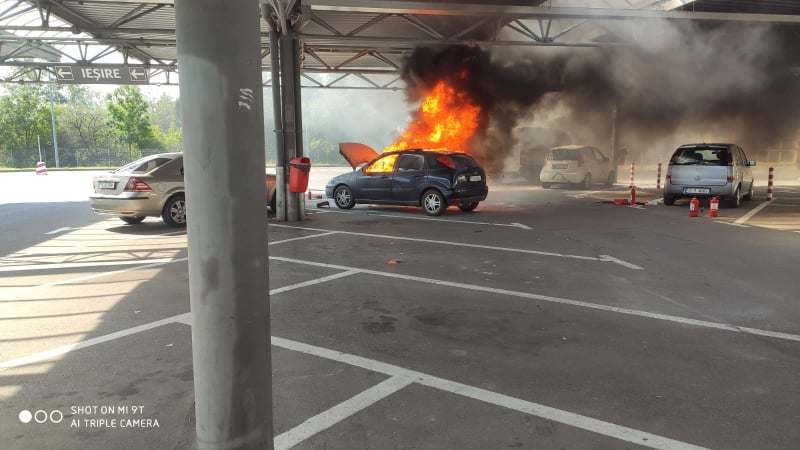 O mașină a luat foc în parcarea unui hypermarket din Iași