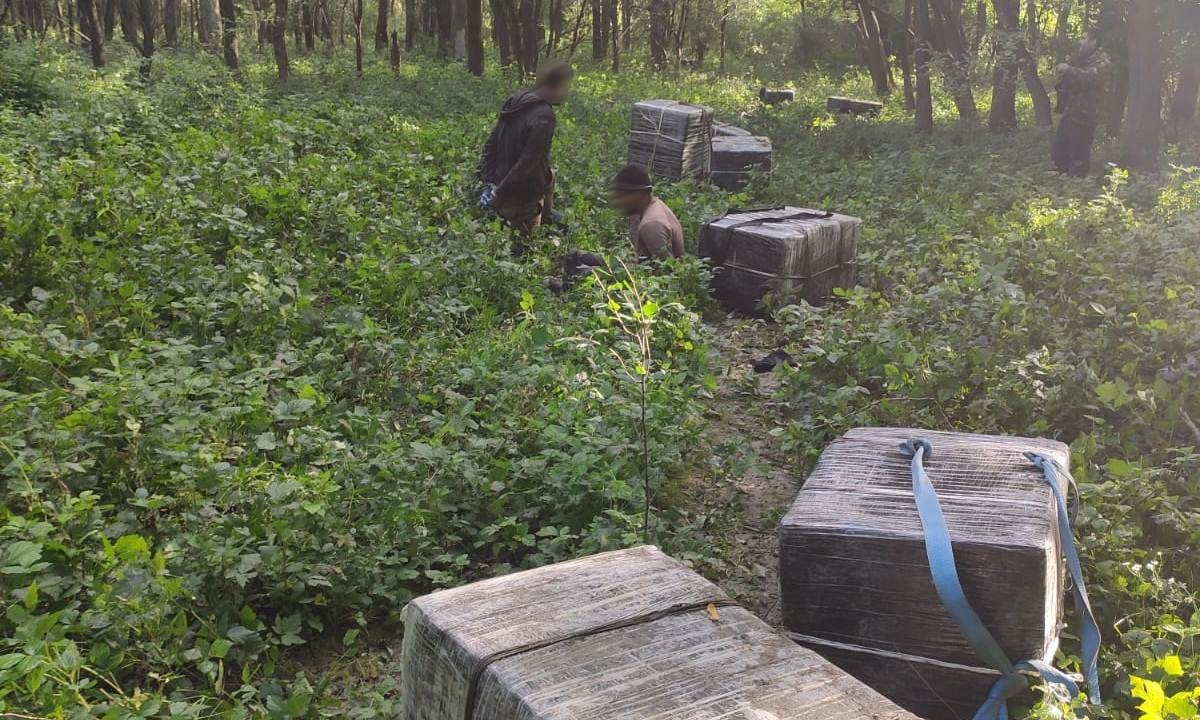 Suceava: Colete cu ţigări trecute din Ucraina în România cu ajutorul unei drone