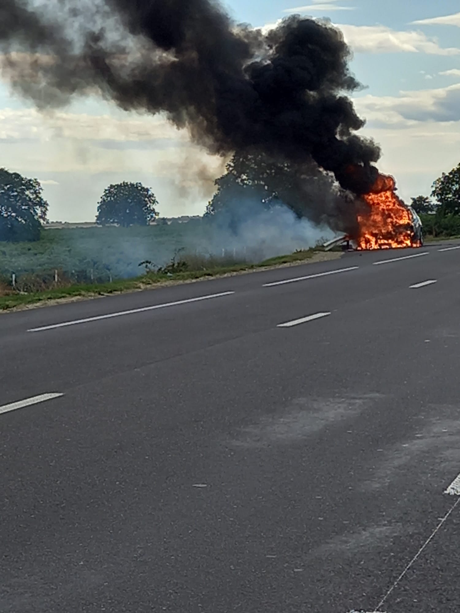 (FOTO) Trafic blocat pe DN 2-E85. O maşină a luat foc în mers