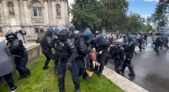 Franța: Noi confruntări violente între forţele de ordine şi manifestanţi la Paris