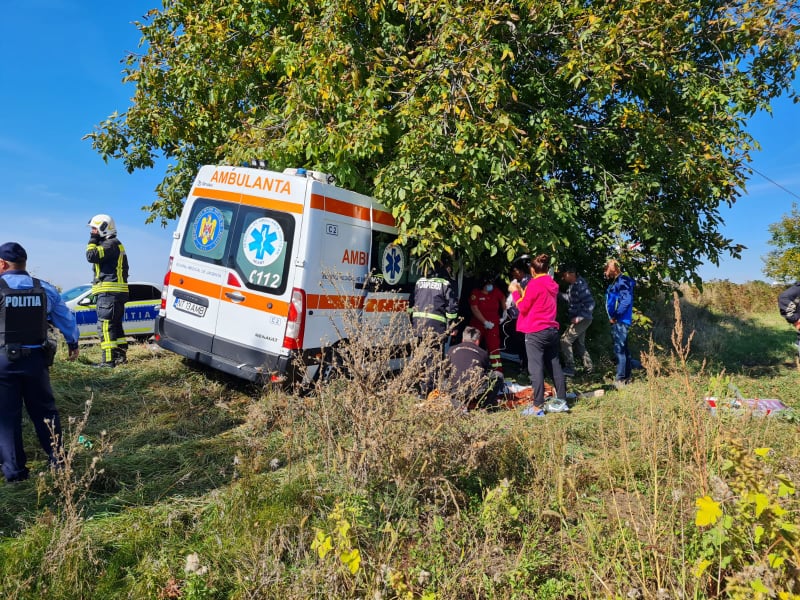 (FOTO) Ambulanţă implicată într-un accident în Neamţ; patru persoane au ajuns la spital