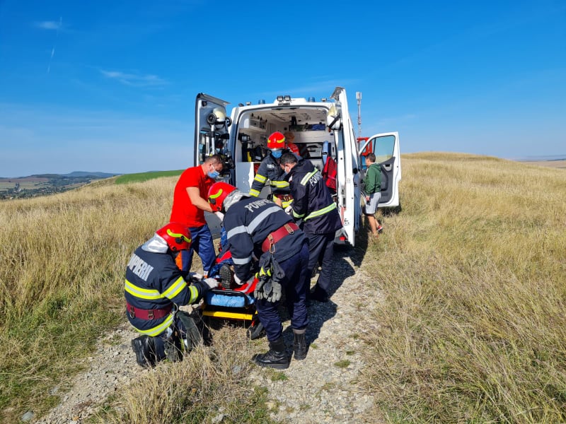 (FOTO) Neamţ: Bărbat rănit după ce a căzut cu parapanta pe un deal din localitatea Ştefan cel Mare